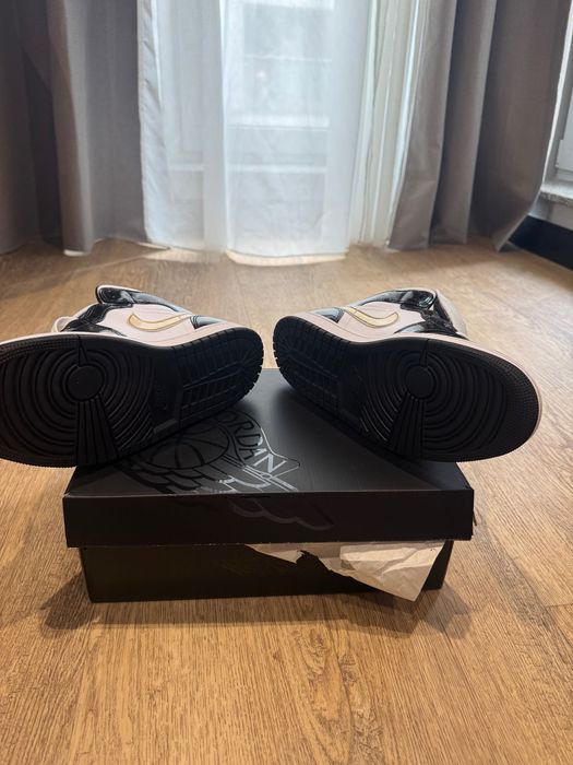 Air Jordan 1 Mid Black Metallic Gold-White