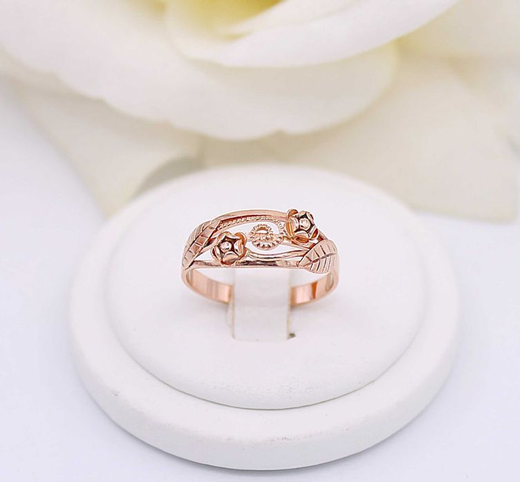 Złoty pierścionek p.585/2,44g z kwiatuszkami na froncie