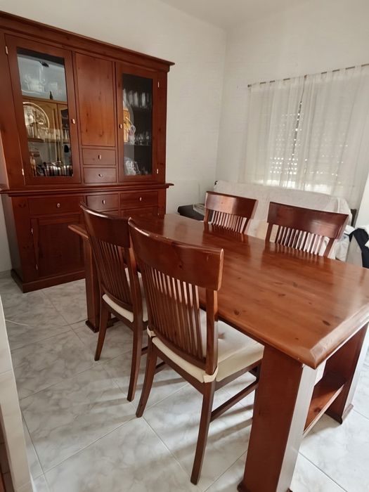 Conjunto de Aparador/estante, mesa e 4 cadeiras
