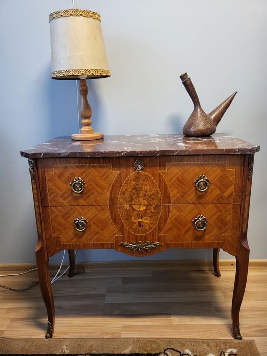 Komoda z marmurowym blatem