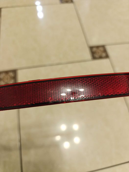 Оригінальний катафот відбивач на Tesla Y