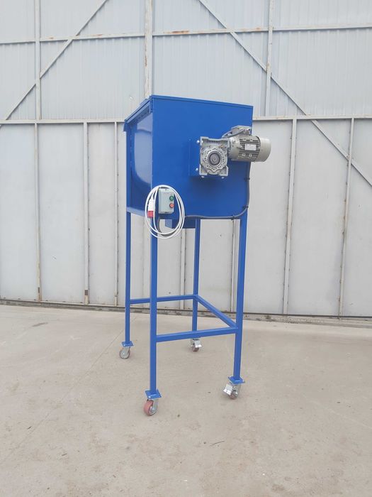 Змішувач кормів, сумішей,кормозмішувач горизонтальний