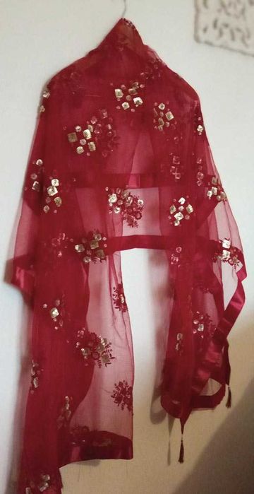 Echarpe em tule bordeaux com aplicações douradadas em formato flor