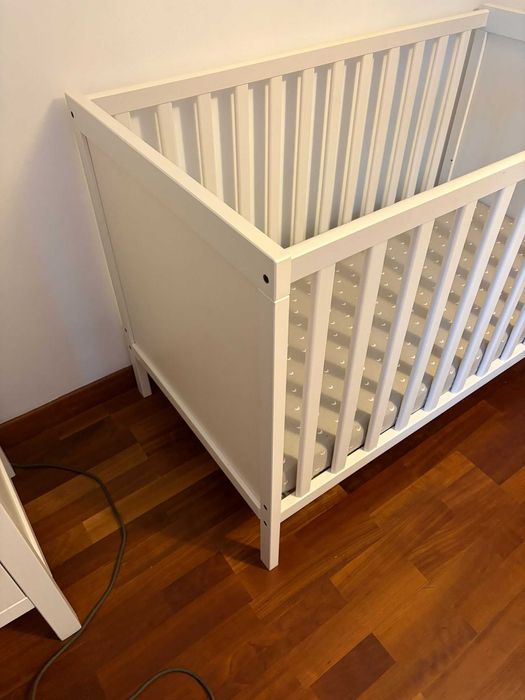 Quarto de bebé IKEA SUNDVIK — berço + colchão + trocador