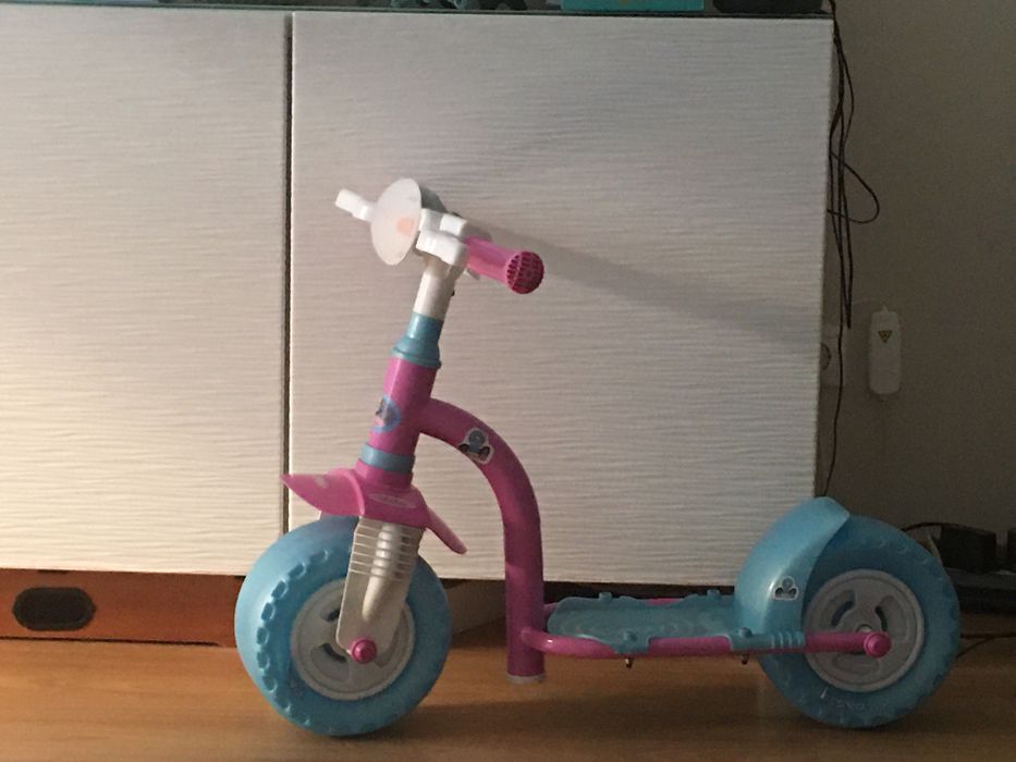 Trotinete e mota menina pisca finciona luz funciona