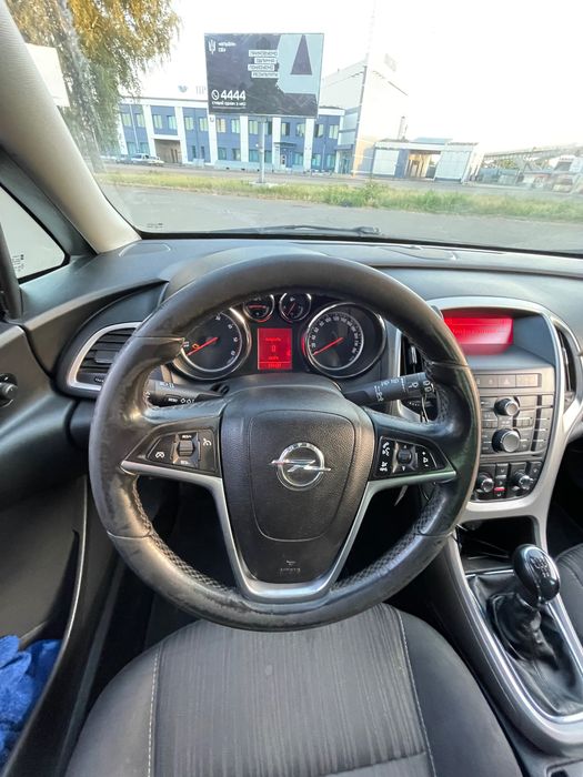 Автомобіль Opel Astra J