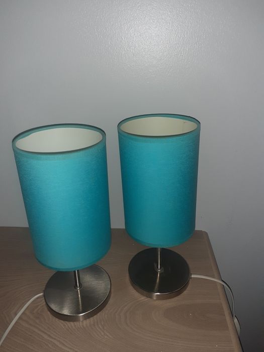 Conjunto de candeeiros com base prateada e abajures azuis