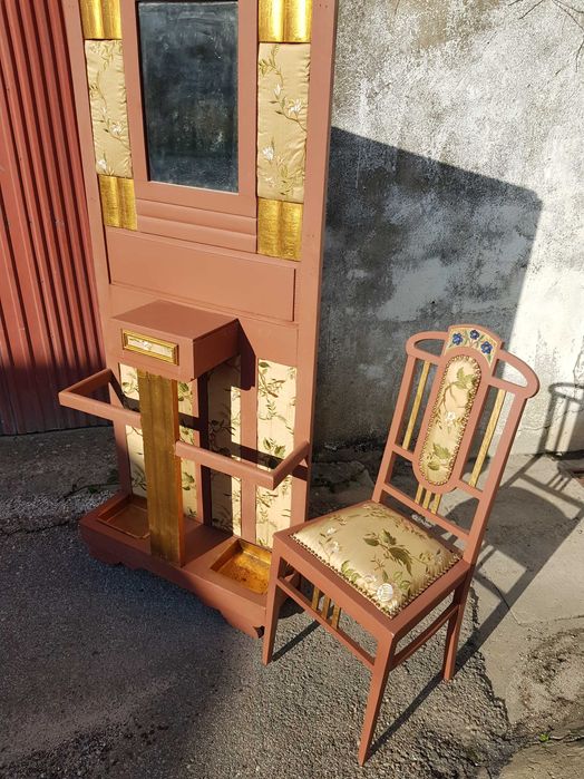 Móvel de entrada e cadeira com cetim bordado