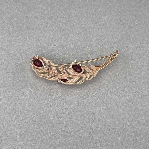 Брошка з червоного золота з гранатами, фіанітами та родіюванням (нова)