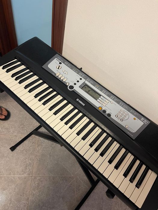 Piano portátil YAMAHA modelo: PSR E213