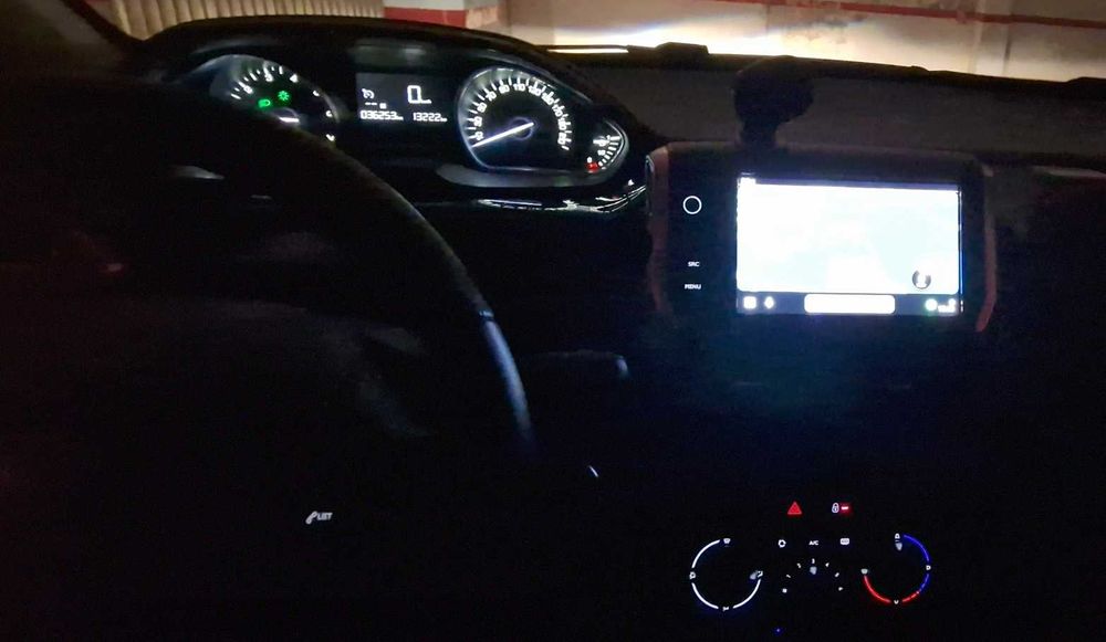 Peugeot 2008 1.2 PureTech Style • 2018 • Apenas 36.300 km • Impecável