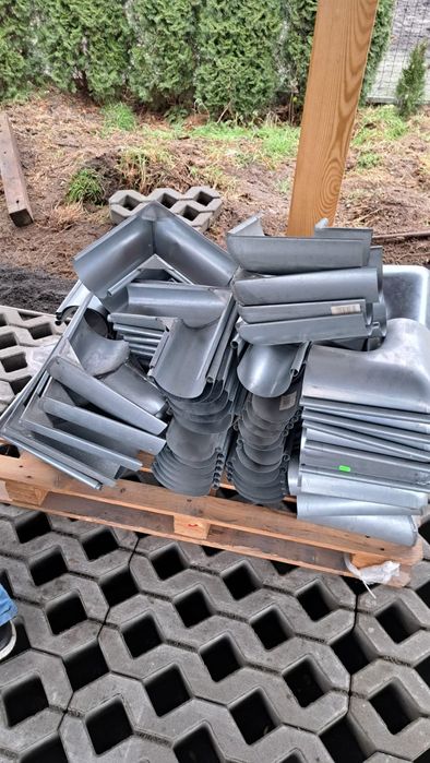 Kolanko  naroznik wewnetrzny do rynny stalowej ocynk