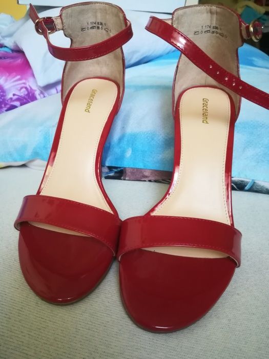 Nowe sandałki na szpilce