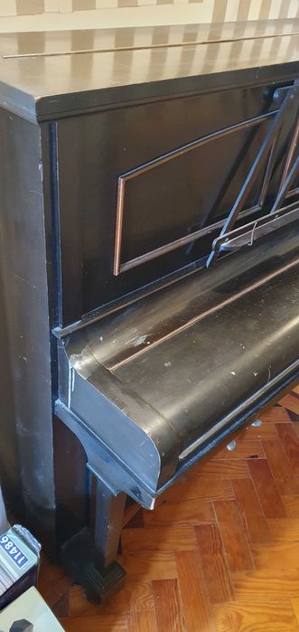 Piano vertical com pedais-Lestel London