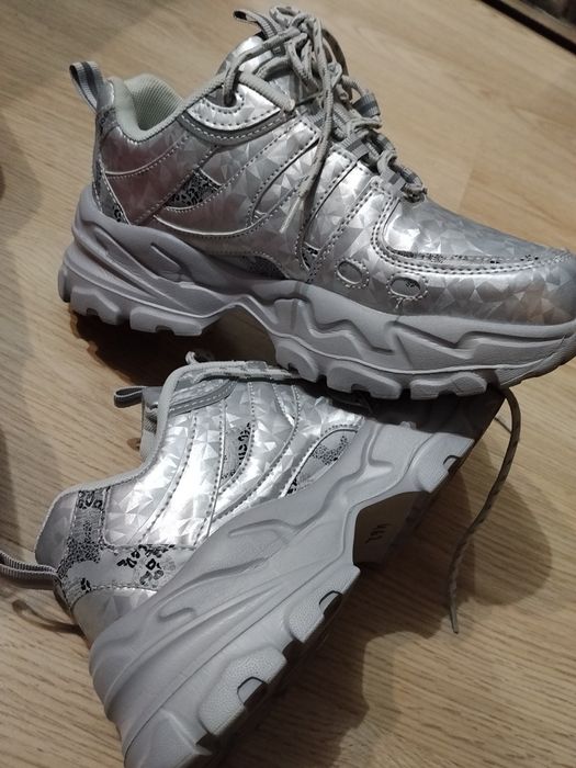 Срібні кросівки на платформі