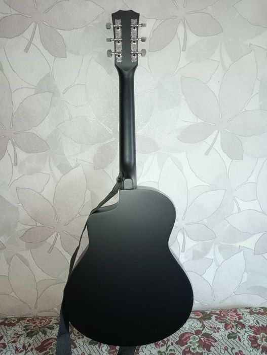 Продам новую шестиструнную гитару.