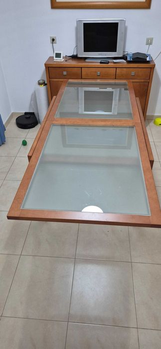 Mesa cozinha ou sala jantar, em madeira e vidro fosco , bom estado