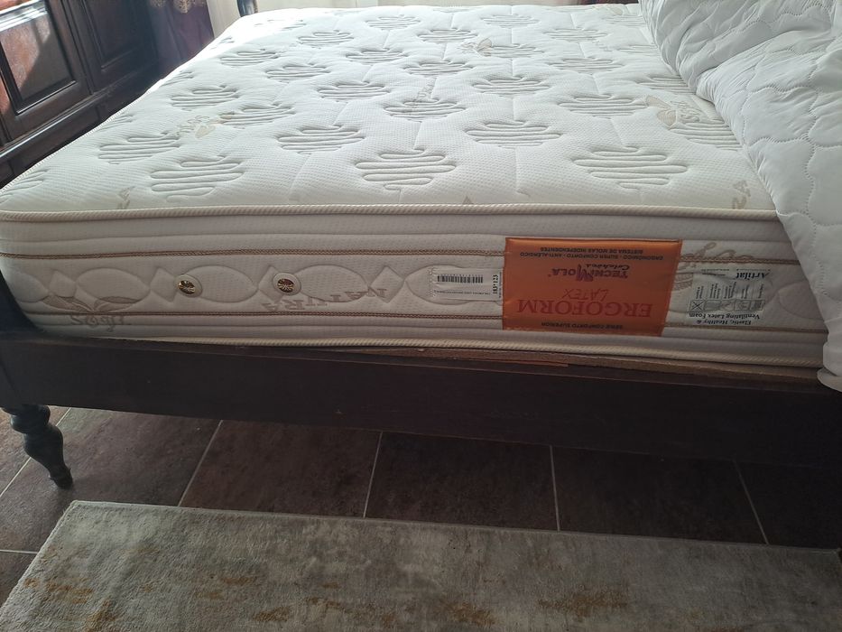 Mobilia de quarto, cama com colchão, roupeiro, cómoda...