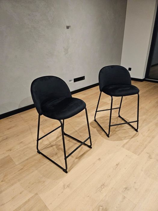 Dwa Hokery / krzesła  tapicerowane czarny welur
