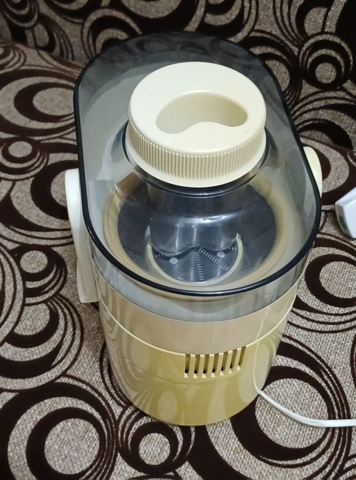 Центробежная соковыжималка Kenwood JE500 белого цвета. 
Тип: центробеж