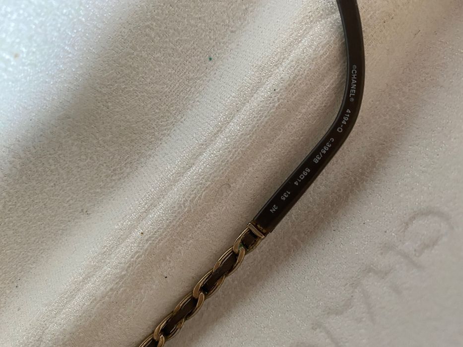 Óculos Chanel dourados