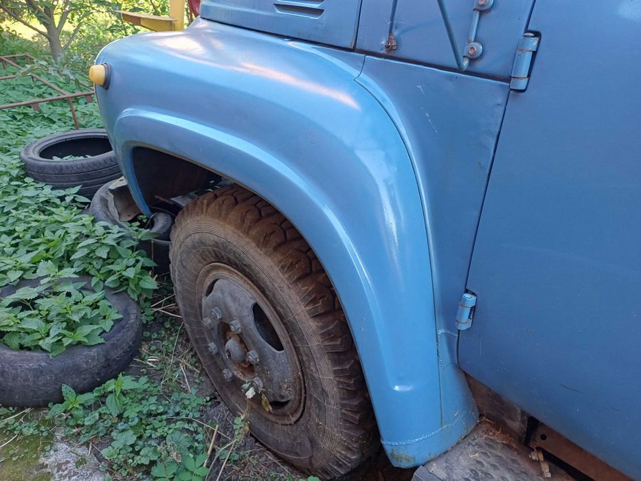 "ЗІЛ 130 автокран" у гарному стані.