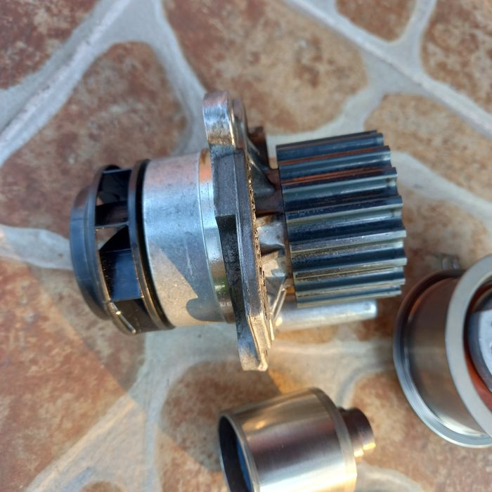 Rolka napinacza paska rozrządu VW oraz pompa wody VW  audi