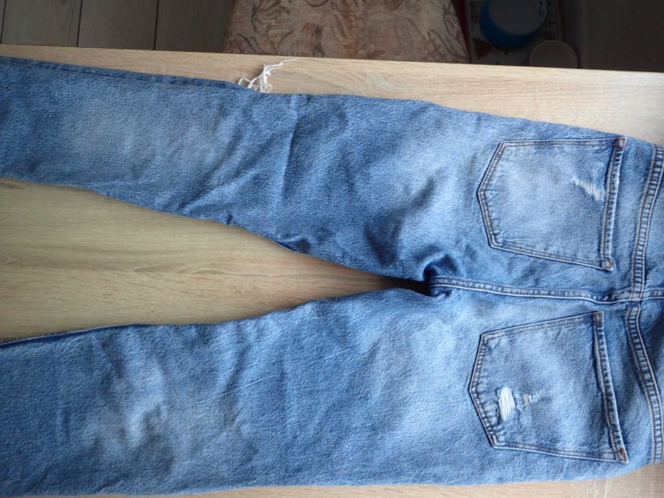 BERSHKA - spodnie jeansowe z dziurami, rozm. 34