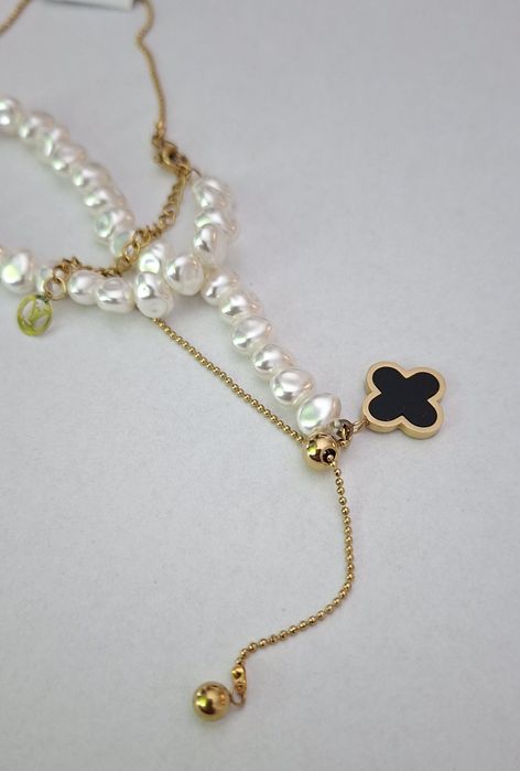 Naszyjnik krawatka z czarną koniczynką białe kamyki i kuleczki