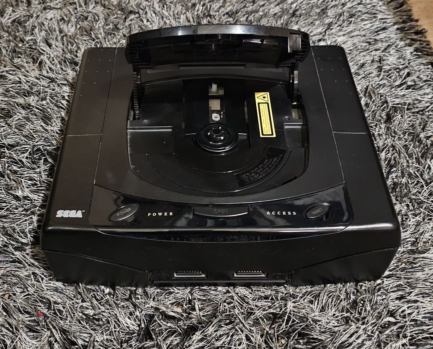 Sega Saturn com caixa