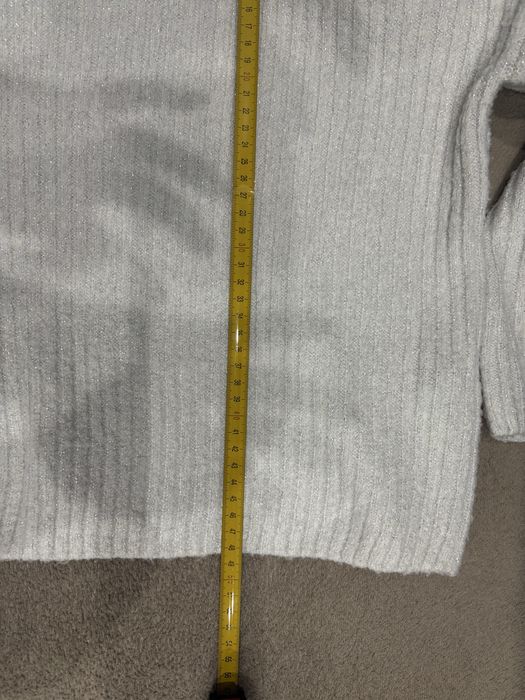 Sweterek z srebrną nitką