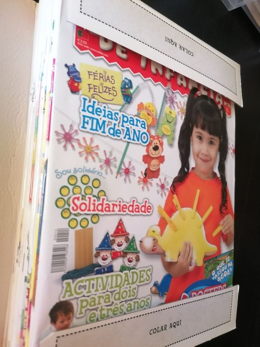 Caixa da educadora com várias revistas temáticas