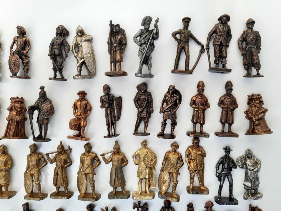 Kinder Brindes – 69 Figuras em Metal Romanos Soldados Cowboys Indios