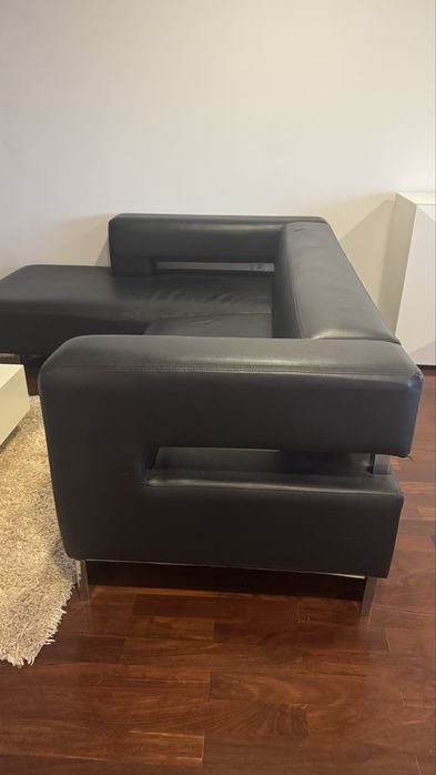 Sofá preto em pele com chaise longue