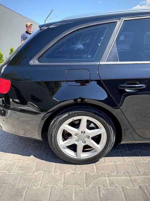 Автомобіль Audi A4 B8