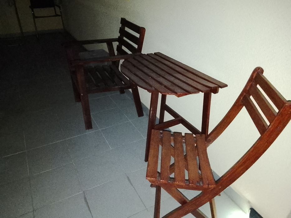 Conjunto mesa com duas cadeiras