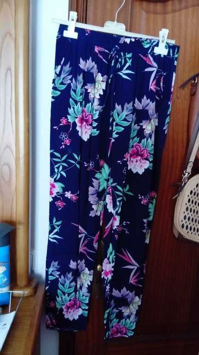 Calças de tecido coloridas e frescas