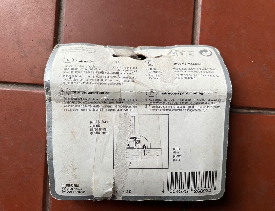 Fecho metálico para porta de armário