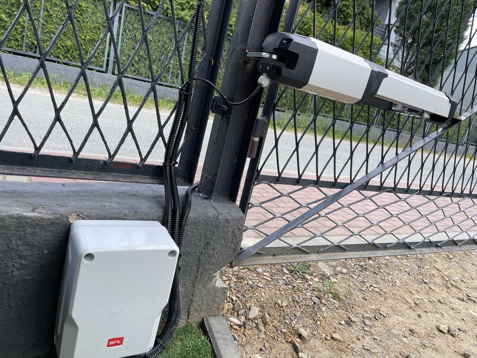 Montaż oraz serwis napędów do bram dwuskrzydłowych oraz przesuwnych