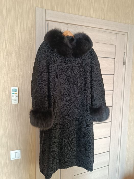 Продам натуральную каракулевую шубу с воротником