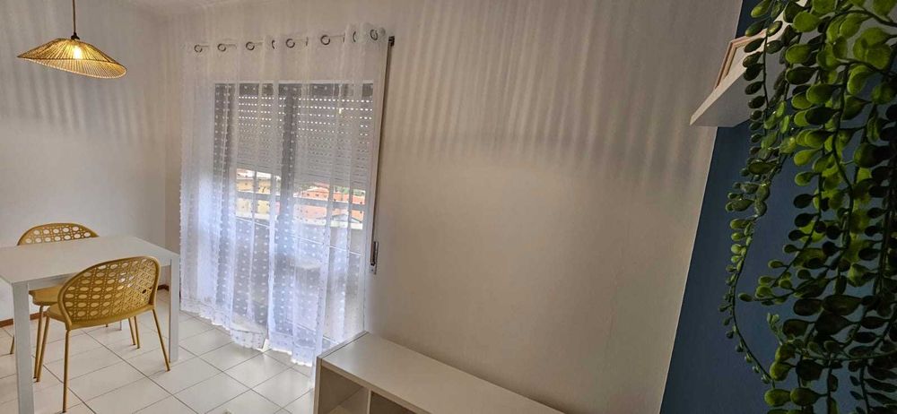 Arrendo T1 mobilado com varanda e garagem