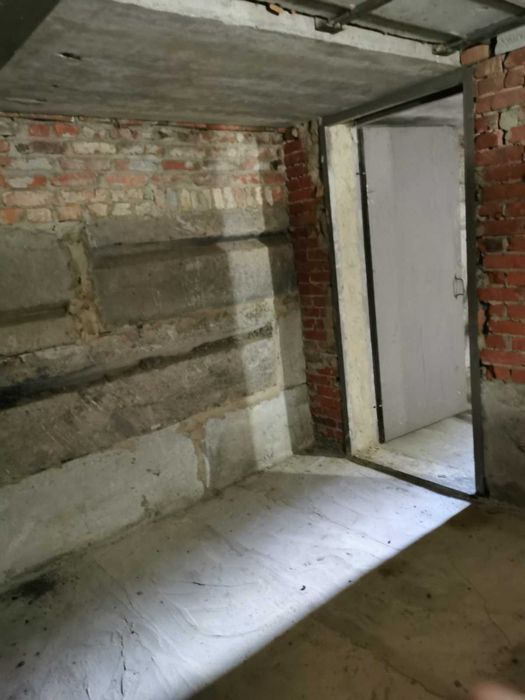 Новий  2-х поверховий гараж на Героїв Крут,  власність оформлена.