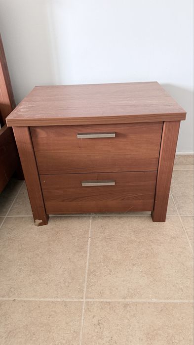 Cama de casal com colchão + 2 mesas de cabeceira