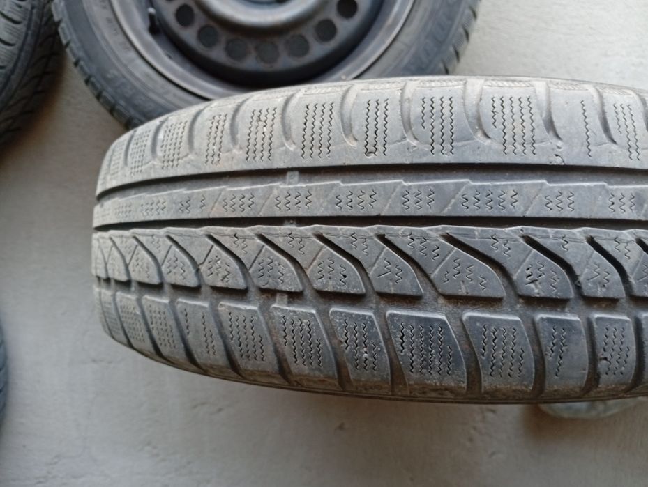 Felgi stalowe z oponami zimowymi 175/65/r15
