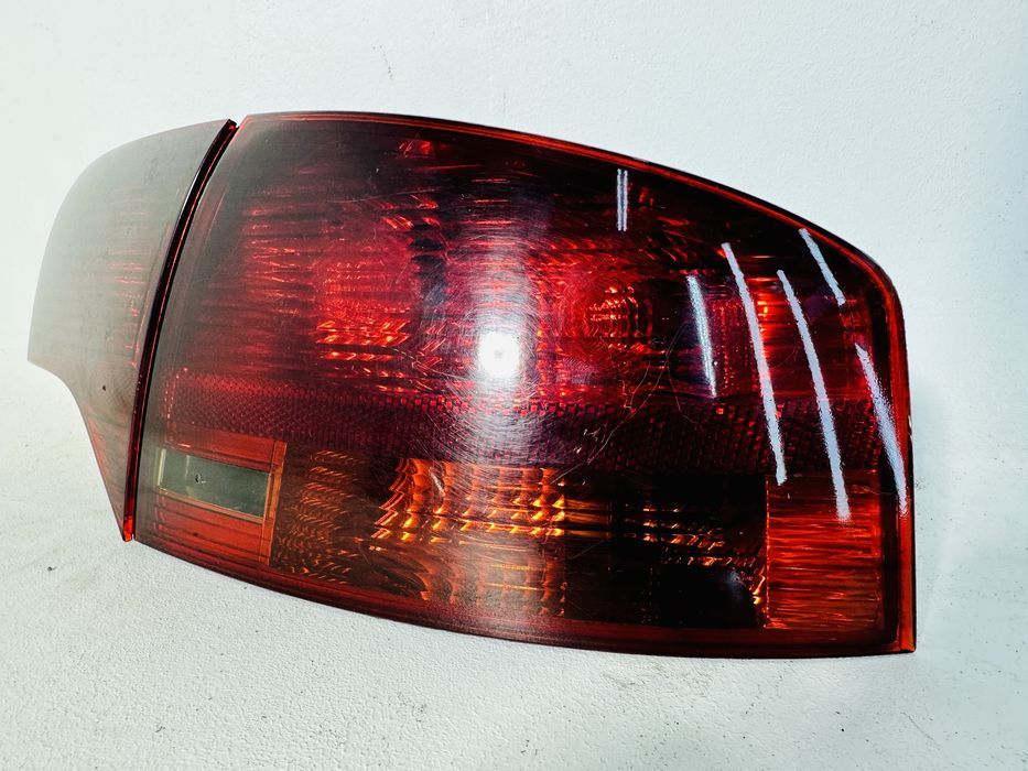 Audi A4 B7 Sedan lampa prawy tył w błotnik klapę tylna prawa