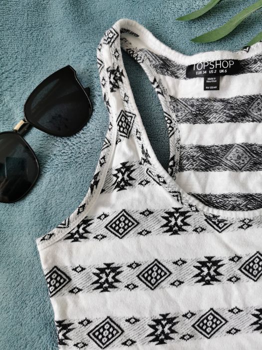 Biały crop top w azteckie wzory krótka koszulka ramiączka bokserka