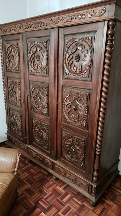 Mobilia de quarto em madeira (Cama+Mesas+Cómoda+Espelho)