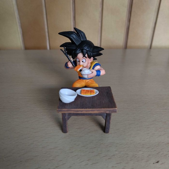 Figura Son Goku a Comer Dragon Ball