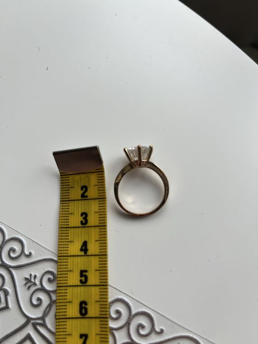 Pierścionek z dużym brylantem diamencik kamień