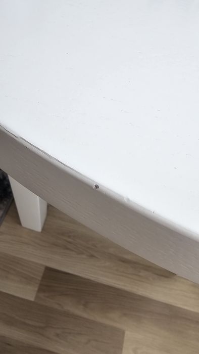 Biały okrągły drewniany stół